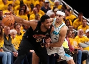 开云体育官网-雄鹿横扫步行者，晋级东部半决赛