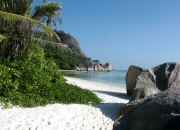 开云体育直播-赛道与绿茵的统治之夜，F1揭幕战与赖斯的攻防艺术