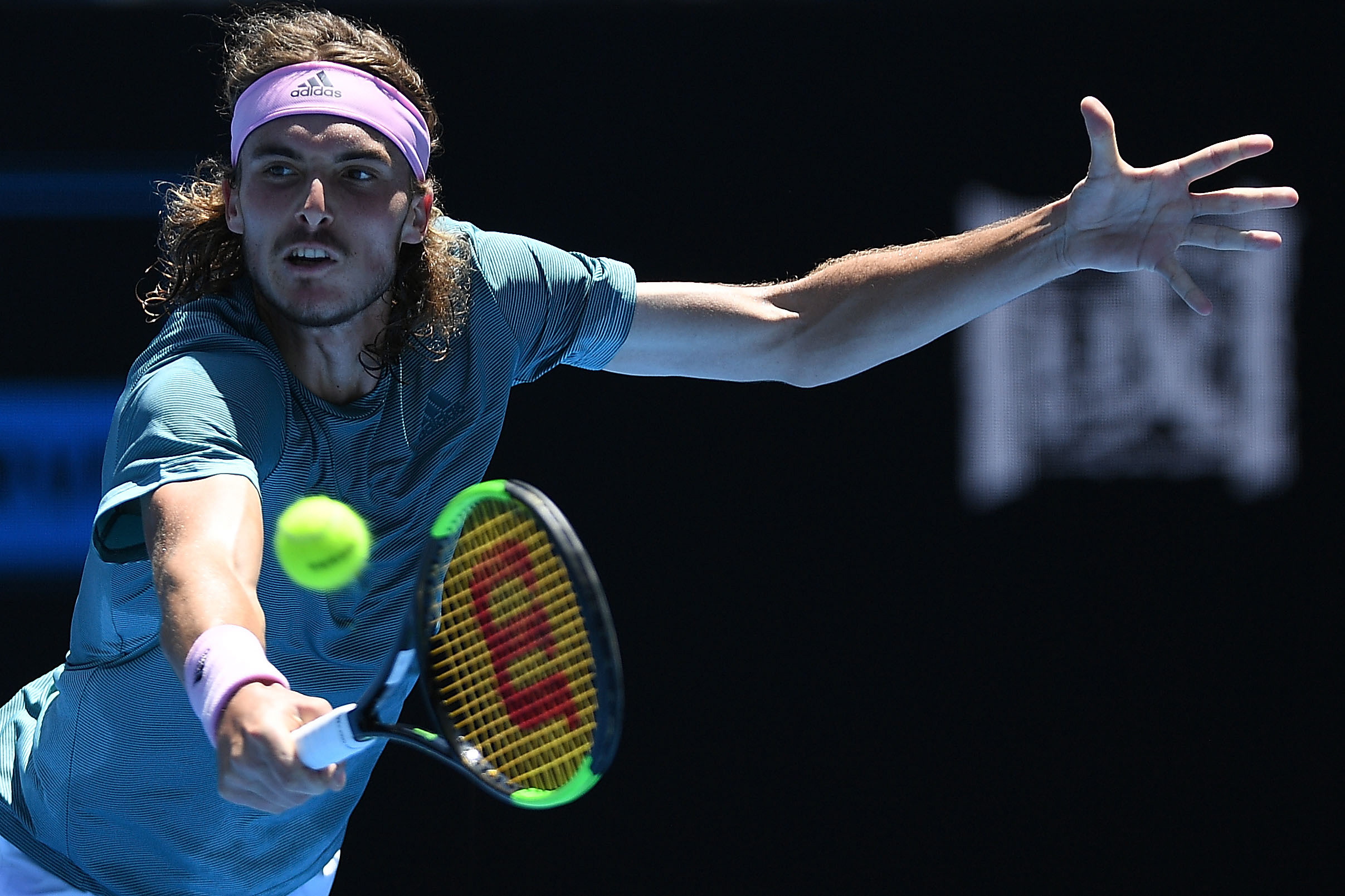 包含温网鏖战年终总决赛，西西帕斯高光表现的词条