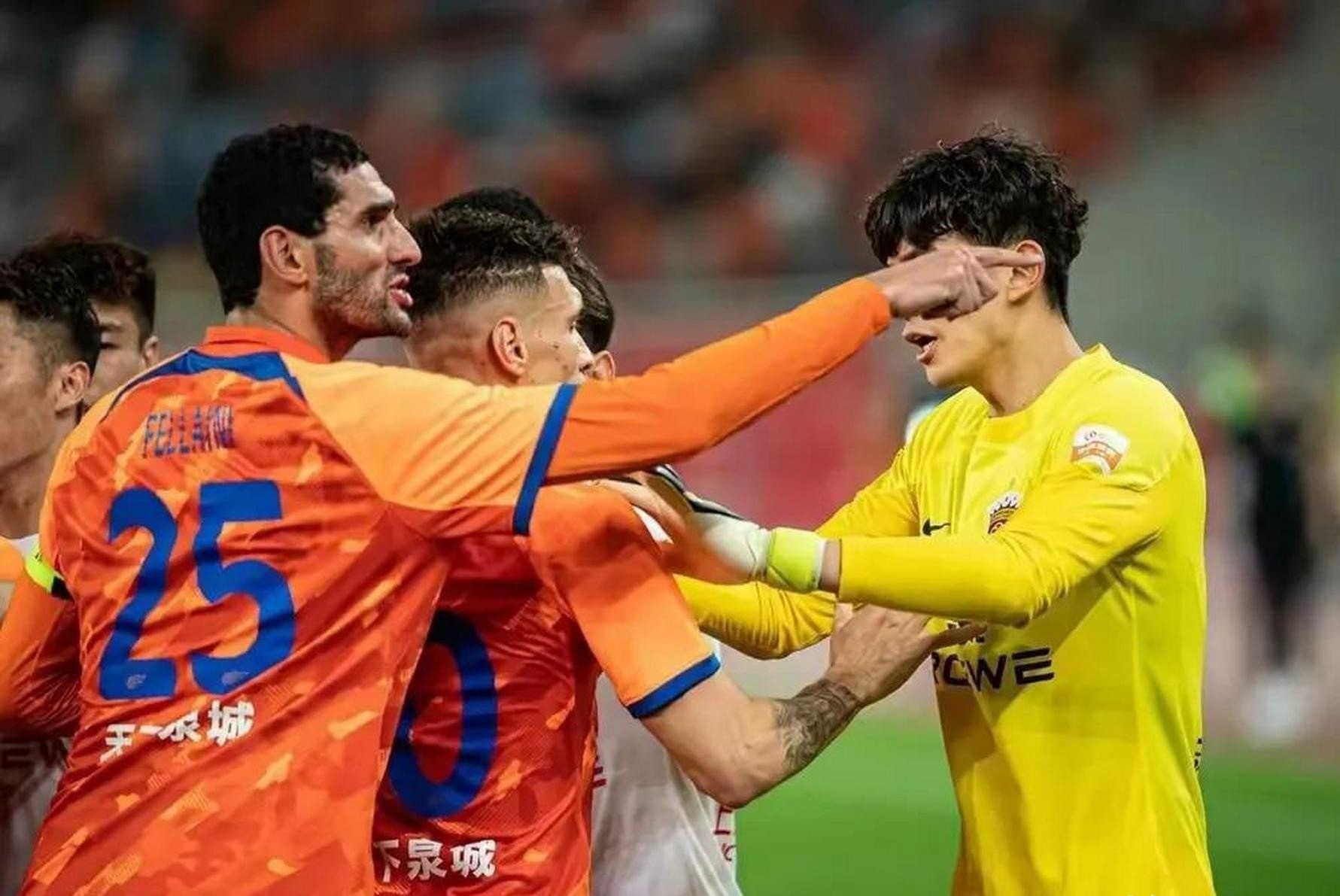 球员之间的激烈竞争引发了观众的热烈掌声