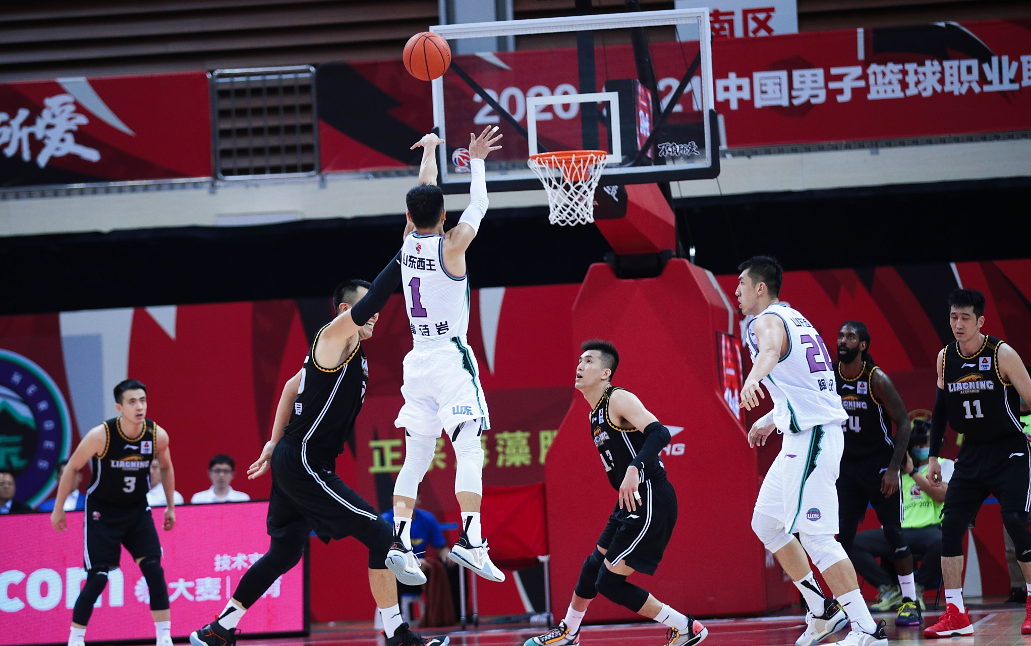 快船逆转辽宁队，高诗岩刷新纪录