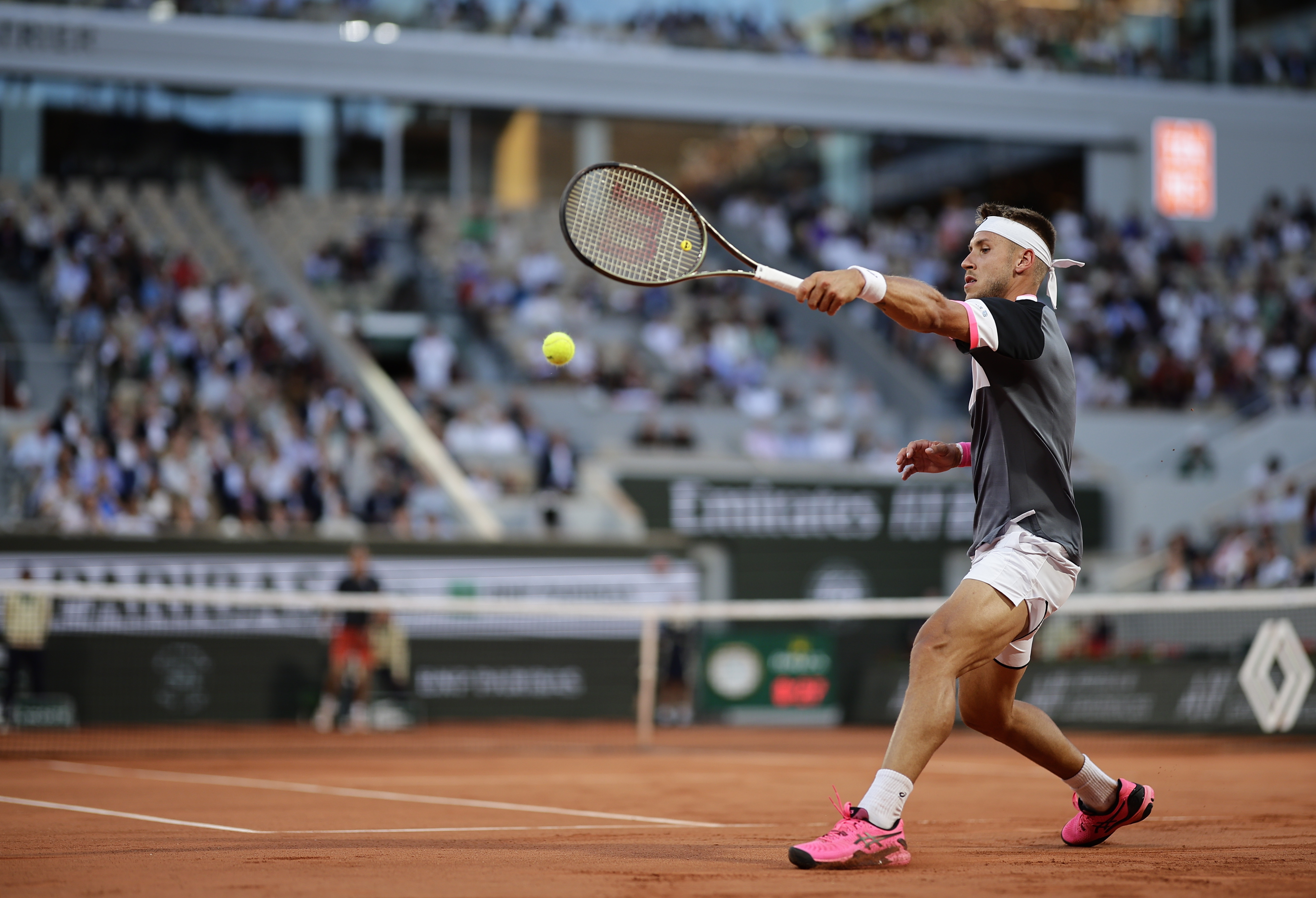 包含拉沃尔杯绝杀法网，兹维列夫统治全场的词条