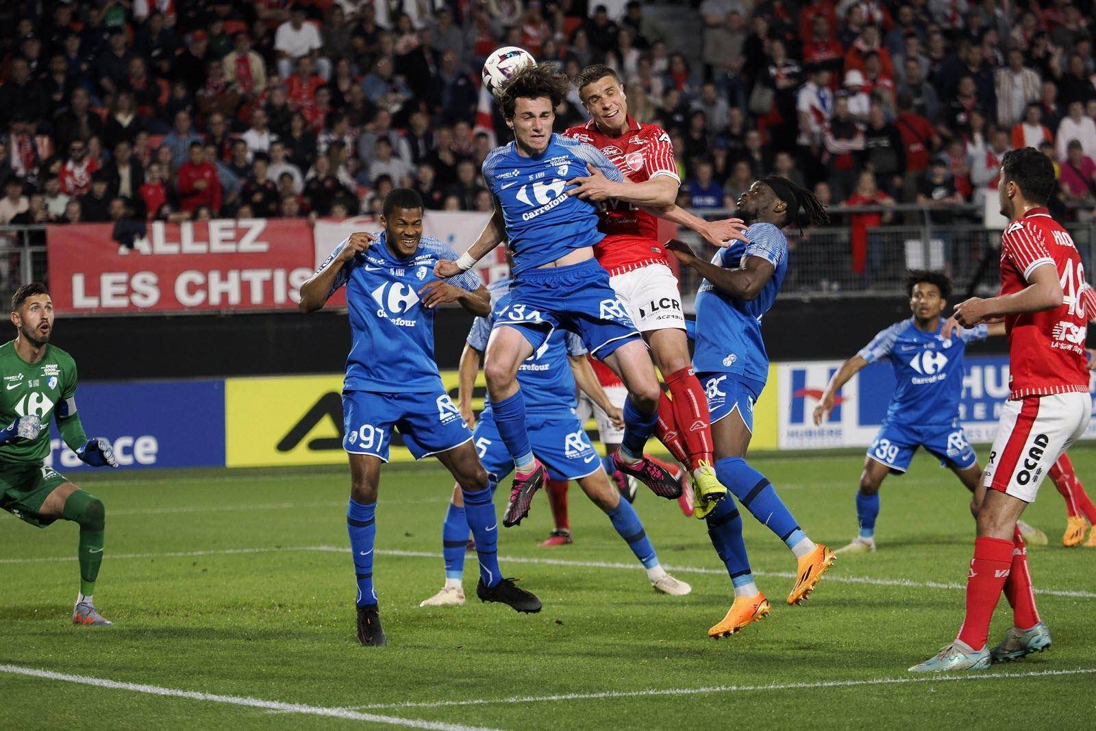 包含汉诺威后卫伤愈复出，或将出战下一场比赛的词条