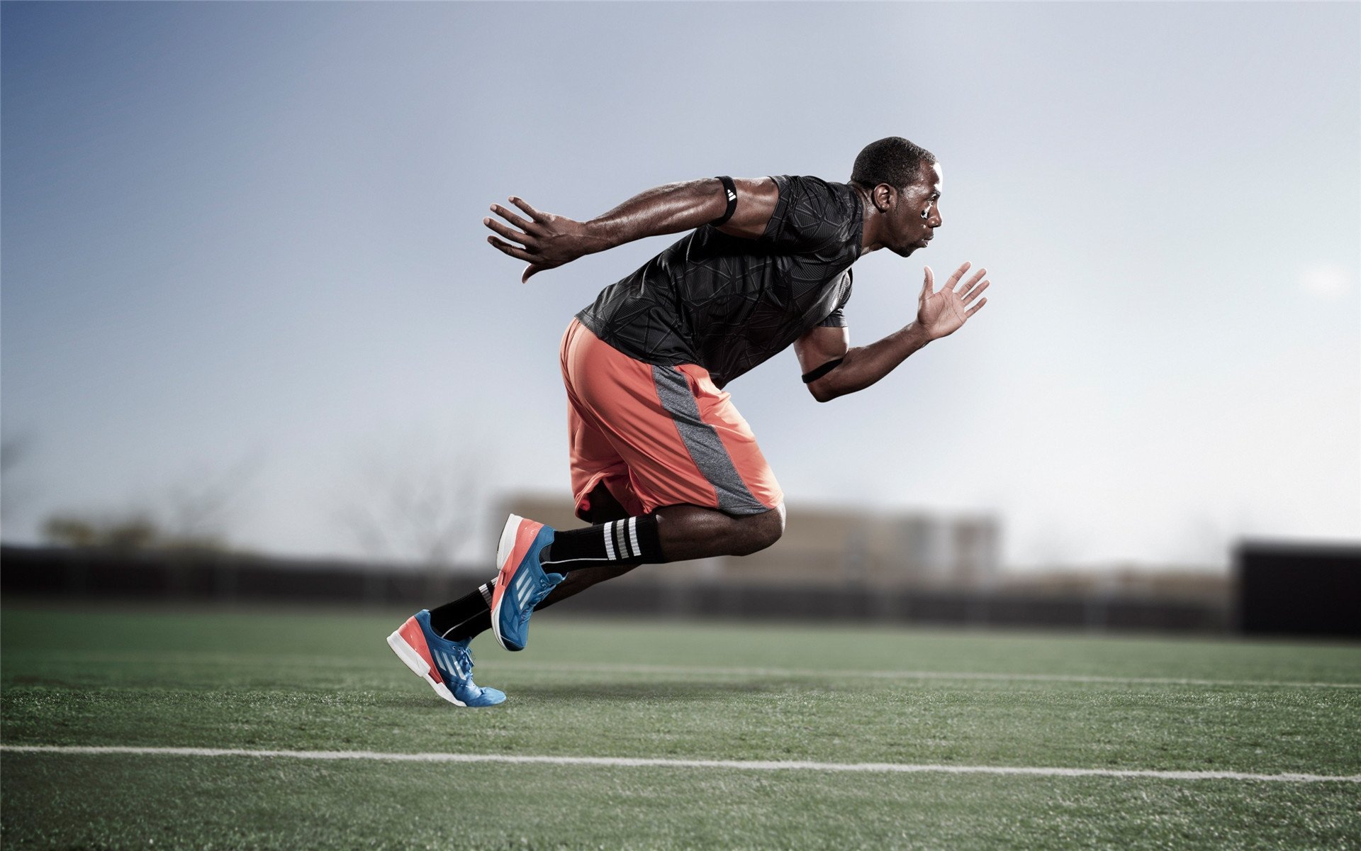 当足球门神驶入F1赛道，库尔图瓦扑救式接管年度争冠，演绎体育界的马里碾压美国奇迹