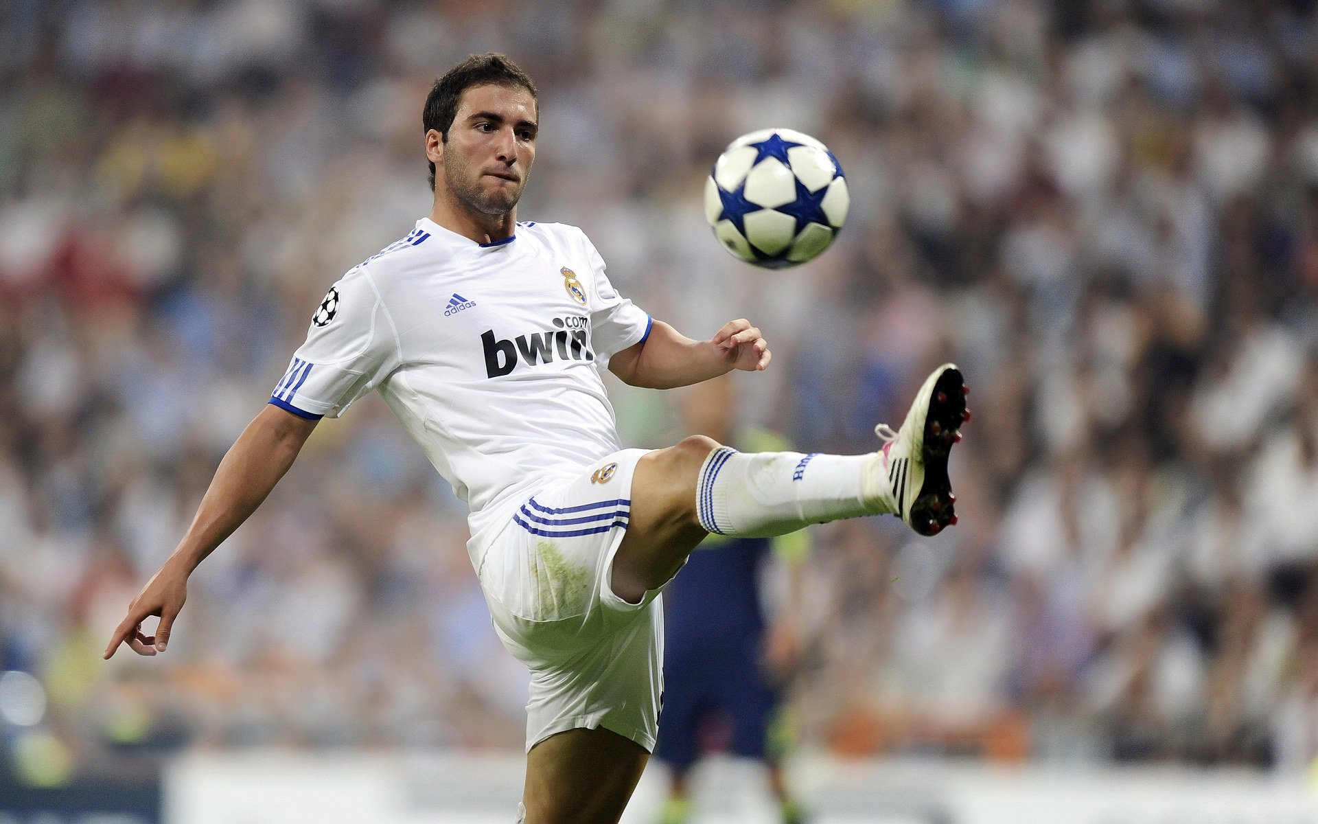 辽宁队对阵湖人,西亚卡姆存在感拉满,一场跨越篮球次元的对话